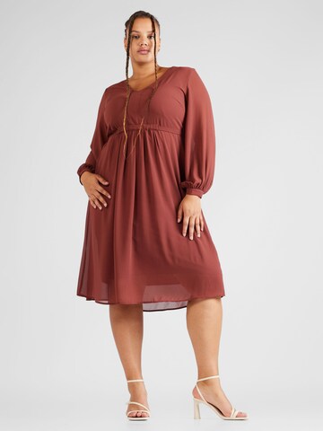 Robe 'Nola' ABOUT YOU Curvy en marron : devant