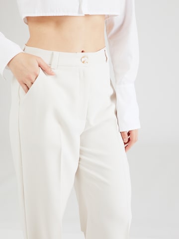 Loosefit Pantaloni con piega frontale 'Ginette' di Peppercorn in bianco