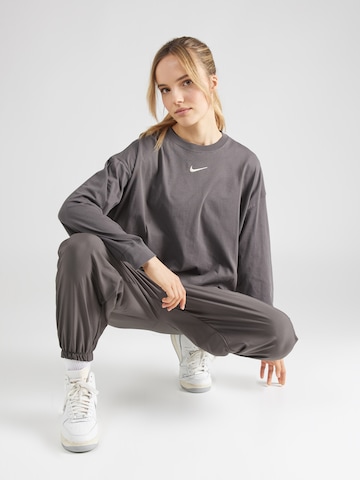 Nike Sportswear Shirt in Grau