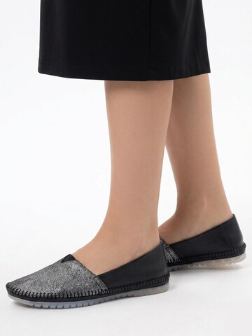 Maciejka Slip-ons '1930W-46/00-0' in Black