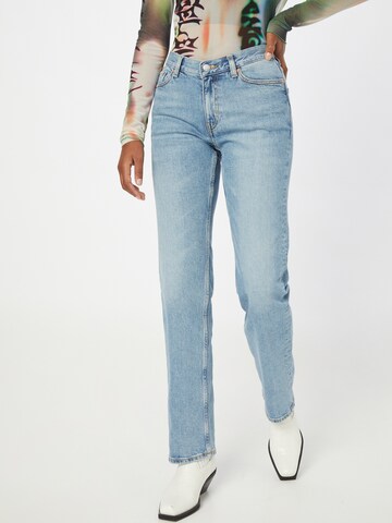 Coupe slim Jean 'Twig Mid Straight' WEEKDAY en bleu : devant