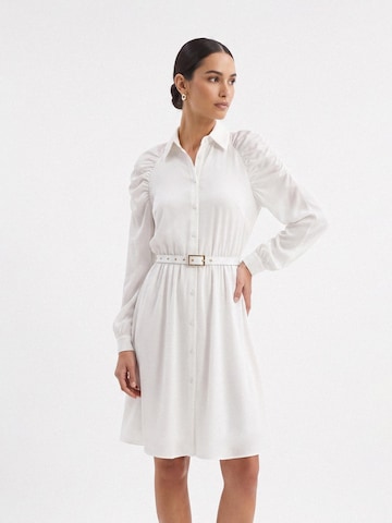 Abito 'Gathered Raglan Sleeve Viscose Midi Shirt Dress With Belt' di AVENUE N°29 in bianco