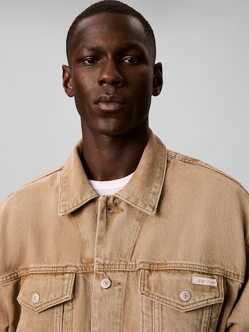 Calvin Klein Jeans Regular Välikausitakki värissä ruskea