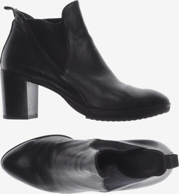 Homers Dress Boots in 39 in Black: front