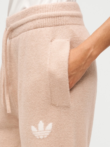 ADIDAS ORIGINALS - Loosefit Pantalón 'ESSENTIALS ' en gris