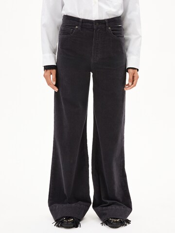 ARMEDANGELS Skinny Broek in Grijs: voorkant