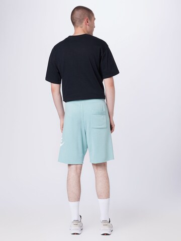 Nike Sportswear Loosefit Shorts 'Club Alumini' in Blau