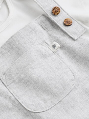 regular Pantaloni con pettorina di Next in grigio
