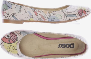 DOGO Flats & Loafers in 36 in Beige: front