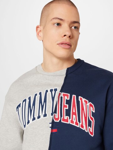 Tommy Jeans Свитшот в Серый