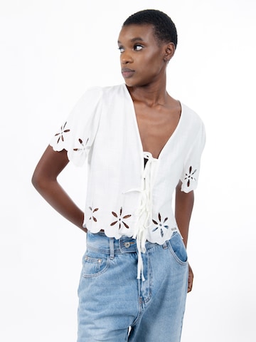 Influencer Μπλούζα σε λευκό: μπροστά