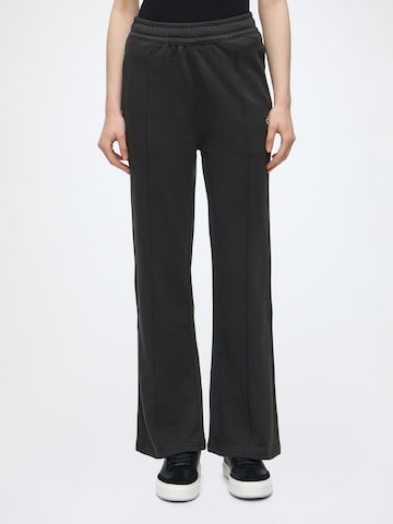 Calvin Klein Jeans Loosefit Hose in Schwarz: Vorderseite