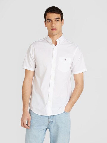 Coupe regular Chemise GANT en blanc : devant