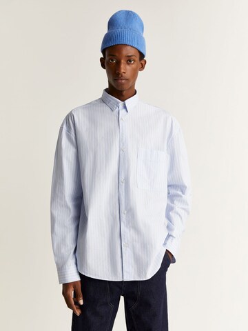 Coupe regular Chemise Scalpers en bleu : devant