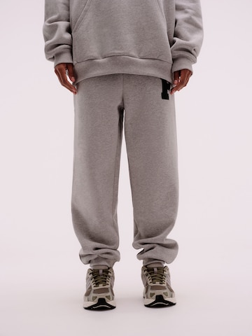 Pacemaker Tapered Pants 'Mio' in Grey: front