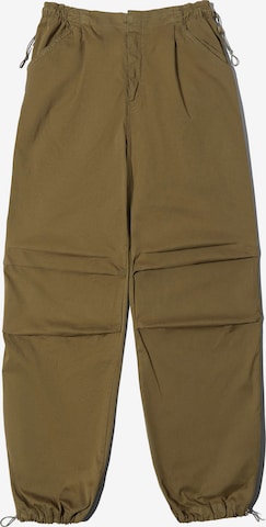 Bershka Regular Trousers in Green: front