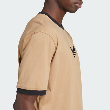 ADIDAS ORIGINALS - Camiseta 'Adicolor 2000s Cali' en marrón