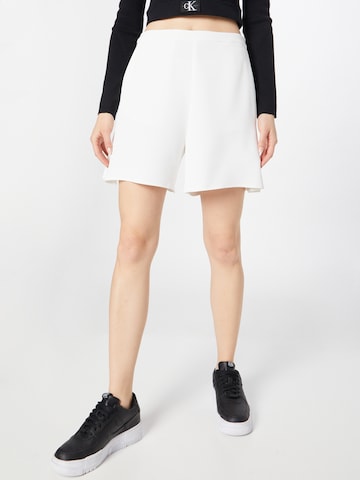 Regular Pantaloni de la Calvin Klein pe alb: față