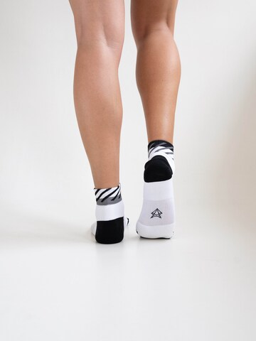 INCYLENCE Athletic Socks 'DISRUPTS SHORT' in White
