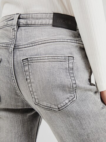 évasé Jean Monki en gris