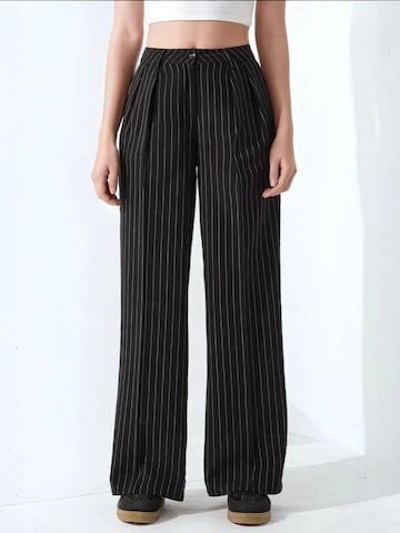Hiccup Pleated Pants in Black: front