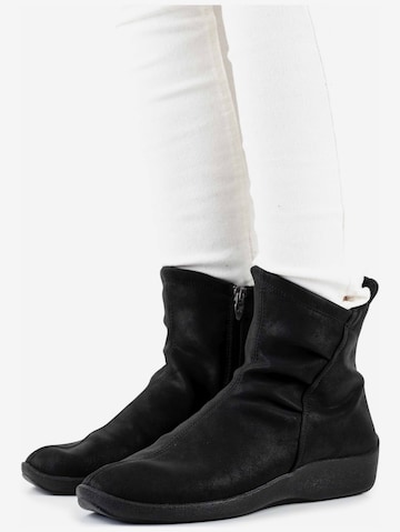 Arcopedico Ankle Boots in Black: front