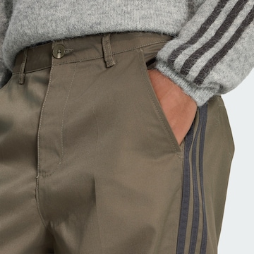 ADIDAS ORIGINALS Loosefit Kalhoty '3 STRIPES PLEATED' – hnědá