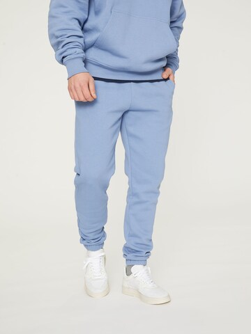 DAN FOX APPAREL Tapered Broek 'Danilo' in Blauw: voorkant