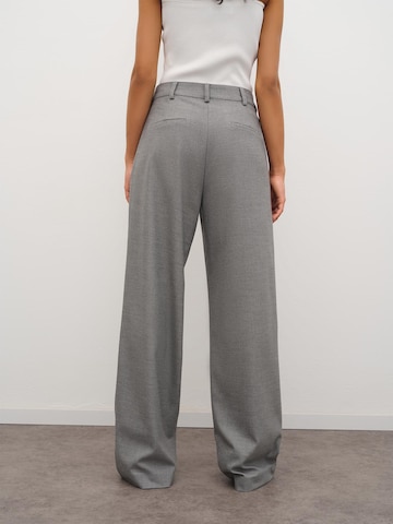 RÆRE by Lorena Rae Wide leg Pleat-Front Pants 'Donia' in Grey