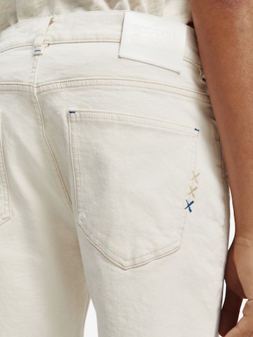 Tapered Jeans 'The Drop regular tapered jeans — Forget' di SCOTCH & SODA in bianco