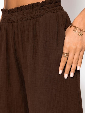 SASSYCLASSY Loosefit Hose‌ in Braun