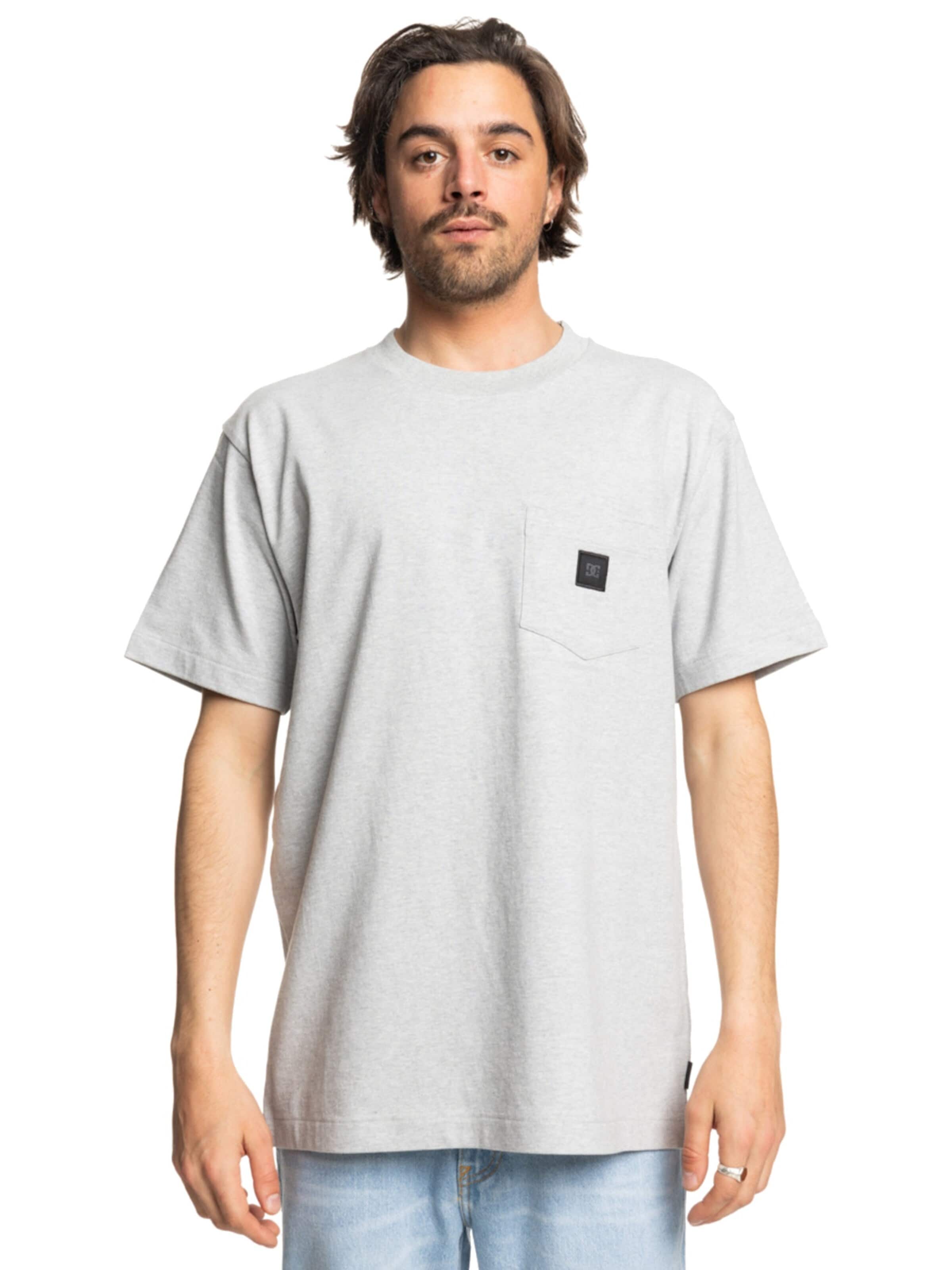 DC Shoes Shirt 'DC 1994 SS Tee' in Grijs: voorkant