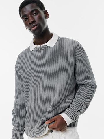 Pull&Bear Pulover | siva barva: sprednja stran