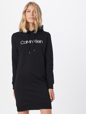 Rochie de la Calvin Klein pe negru: față