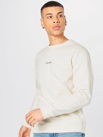 Sweat-shirt 'Lens' Les Deux en beige : devant