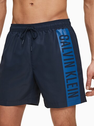 Calvin Klein Swimwear Regular Zwemshorts in Blauw: voorkant