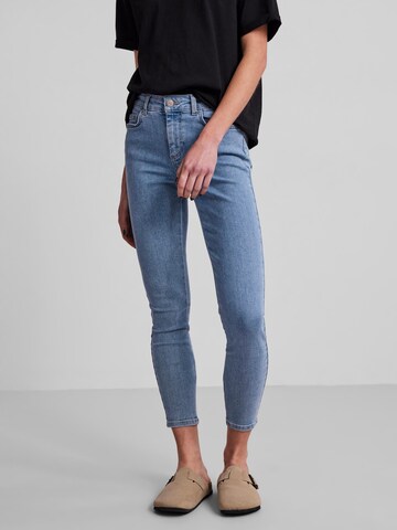 PIECES Skinny Jeans 'Delly' in Blauw: voorkant