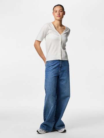 Cardigan 'PCNora' PIECES en blanc