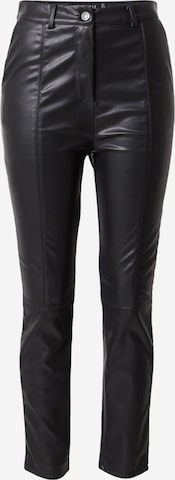 Coupe slim Pantalon à plis 'GEMMA ATKINSON' In The Style en noir : devant