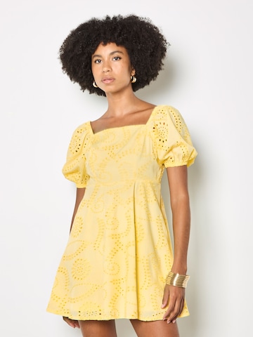 Apricot Floral Broderie Mini Dress ' ' in Gelb: Vorderseite