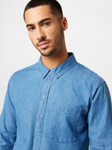 Coupe regular Chemise 'Ivan' ABOUT YOU en bleu