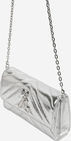 PATRIZIA PEPE Чанта за през рамо тип преметка в сребърно: отпред