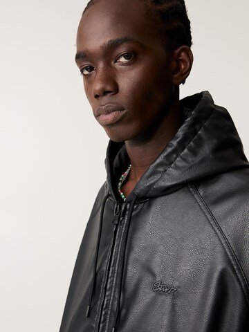 Pull&Bear Jacke in Schwarz