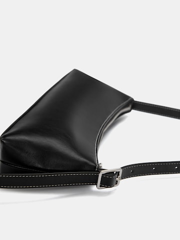 Pull&Bear Schultertasche in Schwarz