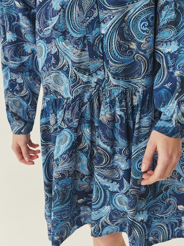 TATUUM - Vestido en azul