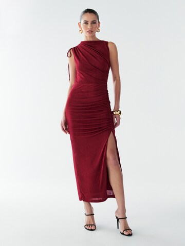 Rochie 'Eternity' de la BWLDR pe roșu: față