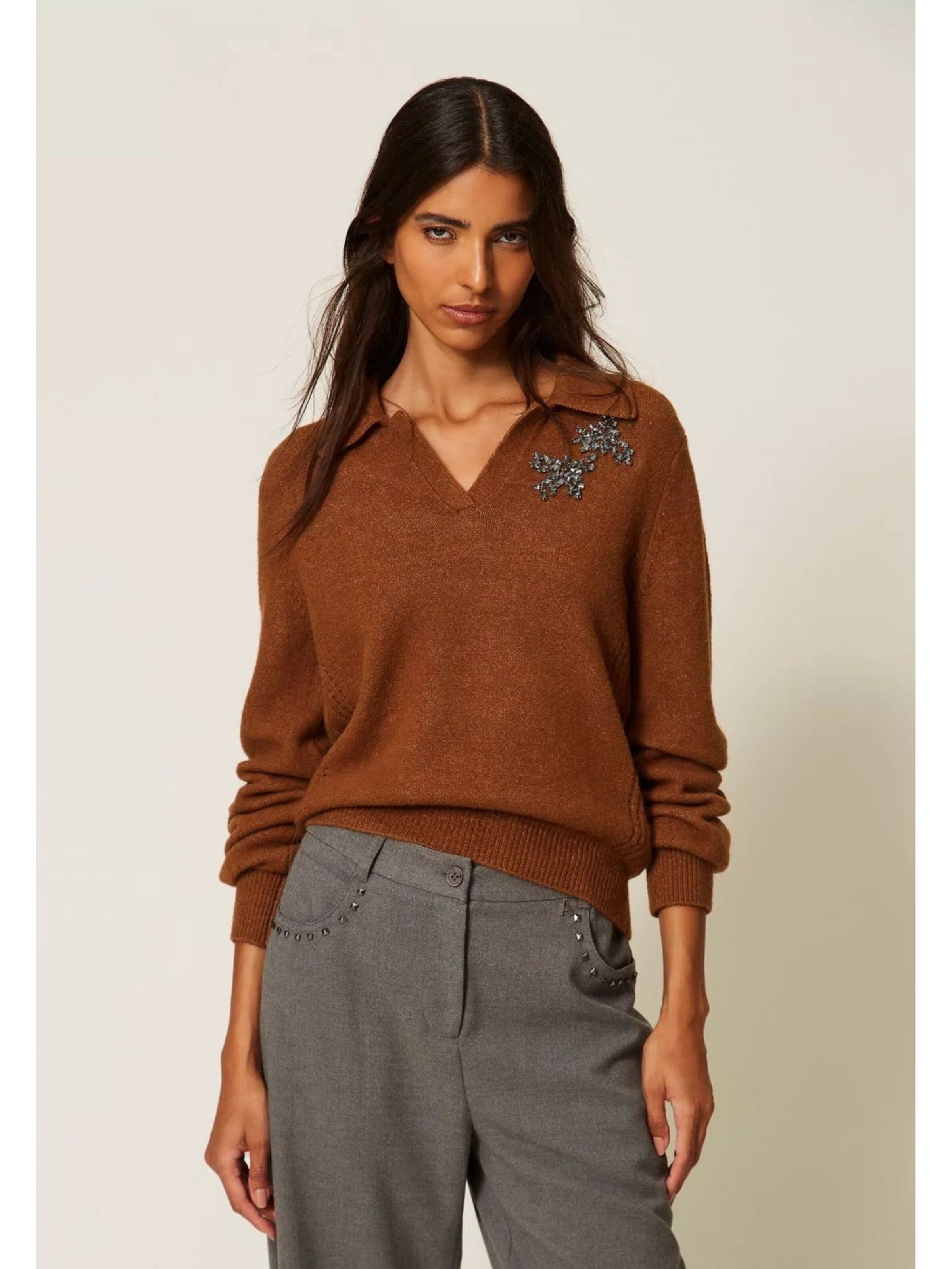 Twinset Trui 'Polo Shirt with Cabochon Embroidery' in Bruin