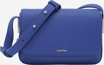 Calvin Klein Чанта с презрамки в синьо: отпред