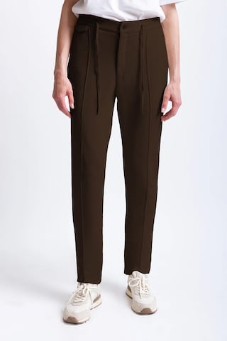 UNIQVIBE Slim fit Trousers in Brown: front