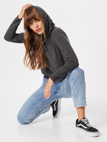 Sweat-shirt 'Pam' PIECES en gris